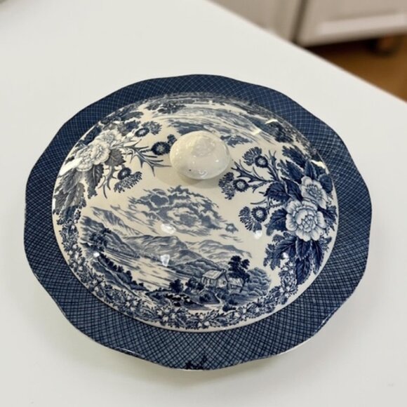 Vintage Lochs of Scotland Blue and White Covered Vegetable Bowl Tureen Wedgewood - Picture 2 of 12
